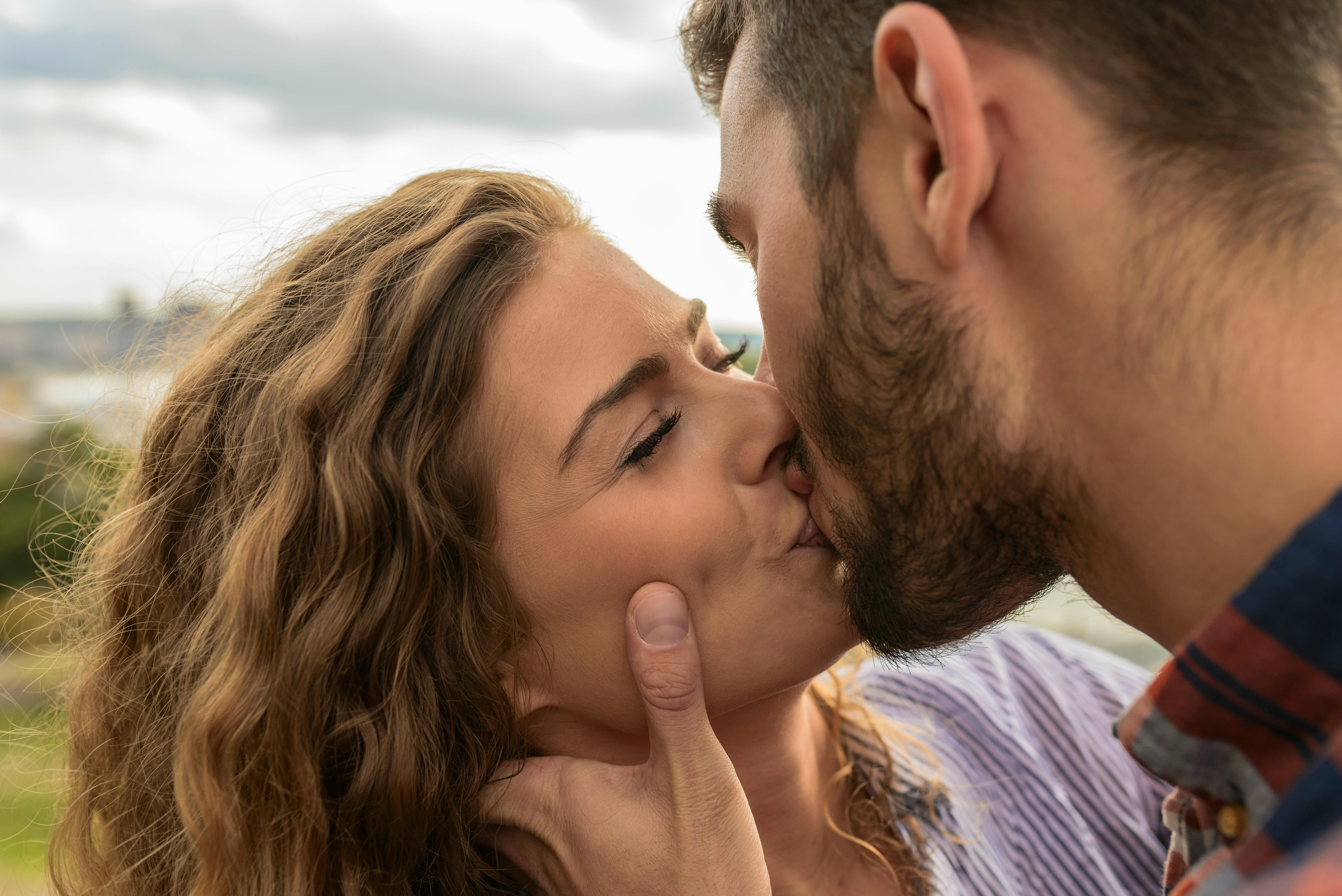 Giornata internazionale del bacio: storia, benefici e il potere di un sorriso sicuro