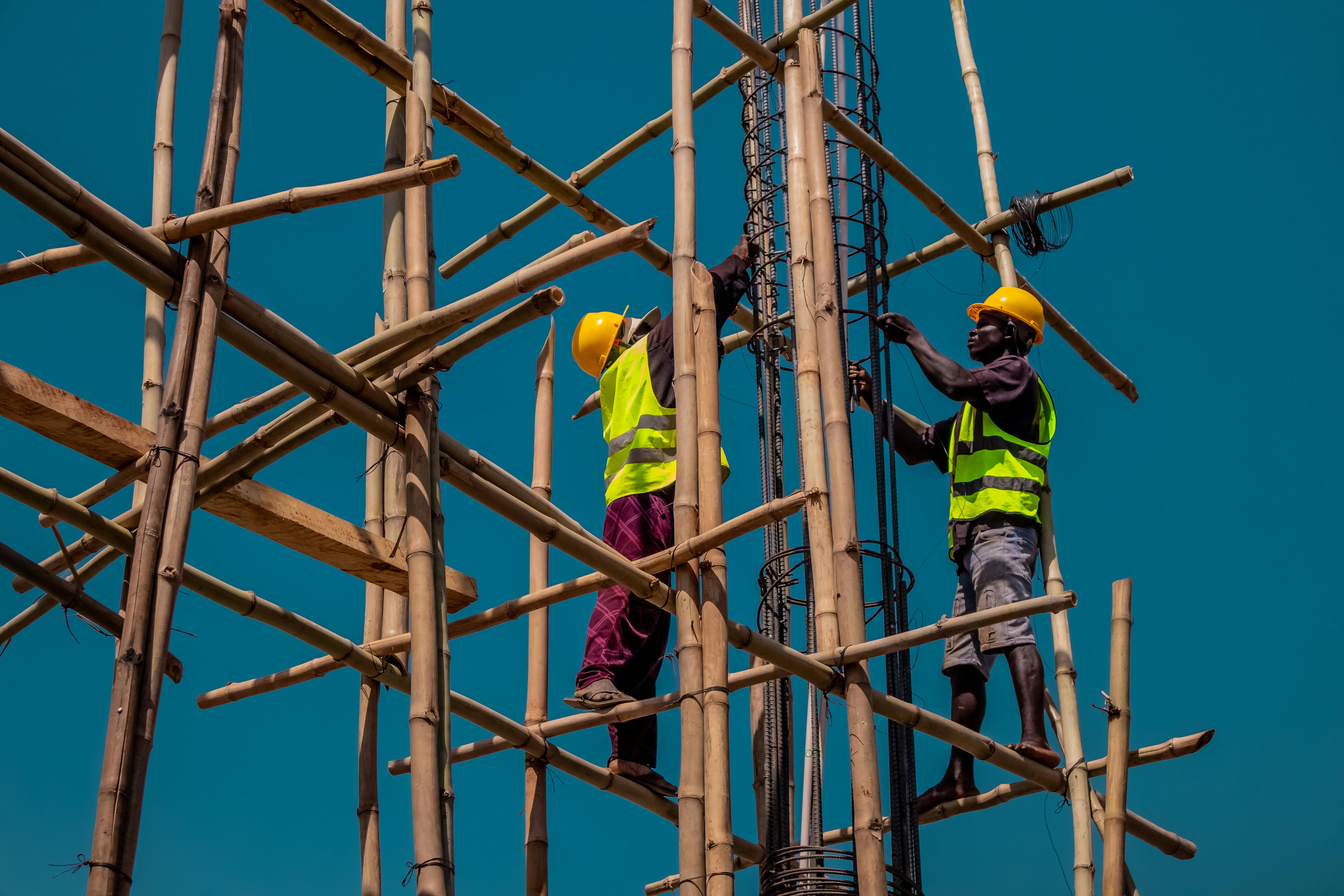 Differenza tra lavoro in altezza e lavoro in quota: cosa cambia davvero